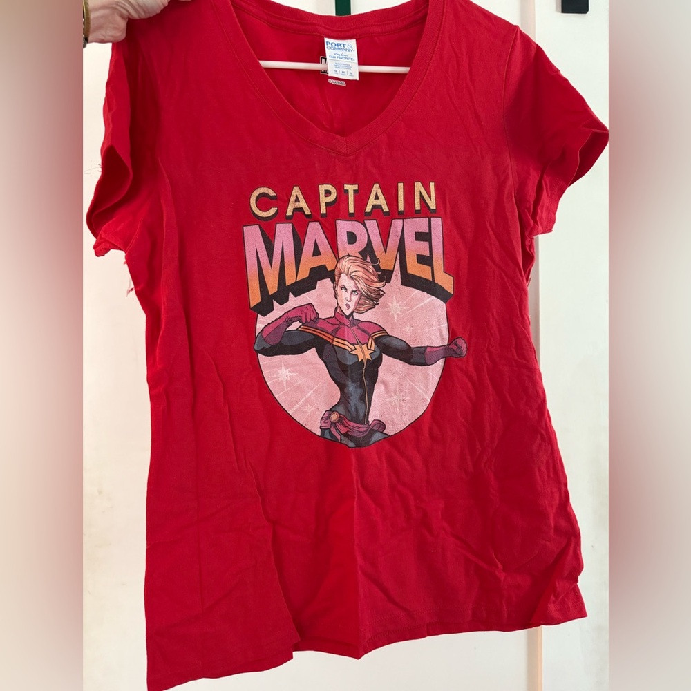 🛍️  Captain Marvel Red Logo T-Shirt Size Medium
